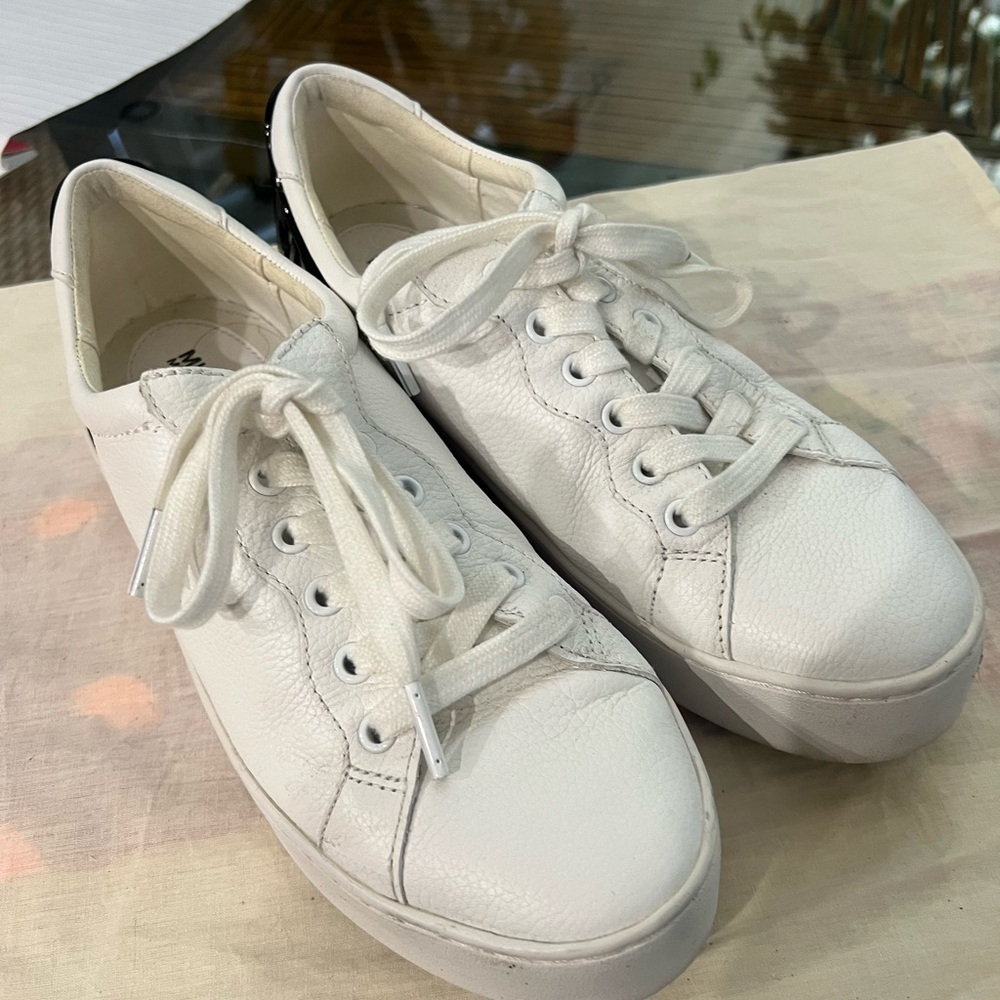 Michael Kors women”s white 100% leather sneaker black Patton back Size 7M